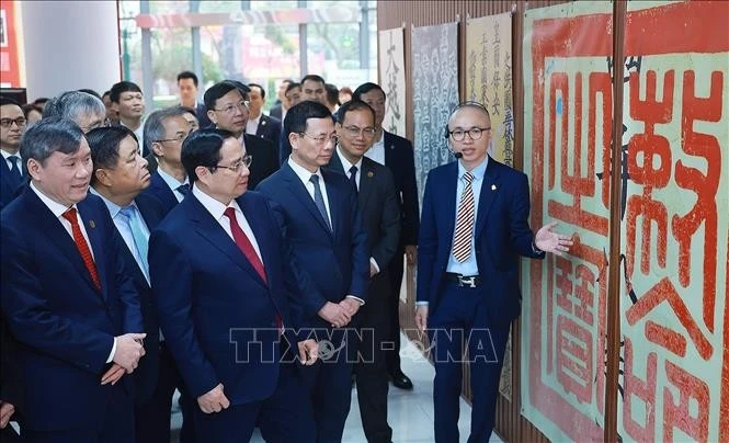 Thủ tướng Phạm Minh Chính tham quan không gian trưng bày về Hán Nôm tại Viện Hàn lâm Khoa học và Xã hội Việt Nam.