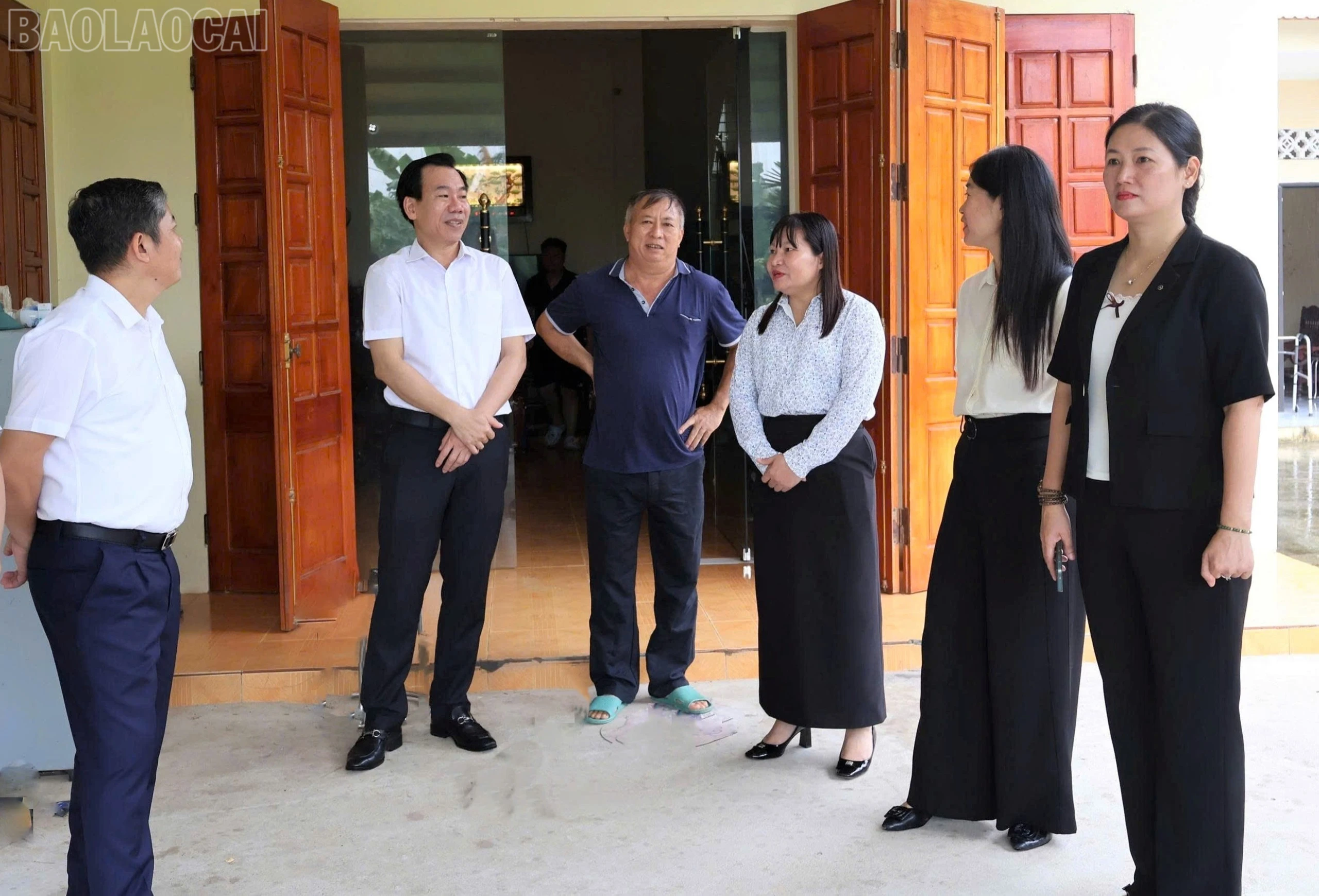 baolaocai-tl_doan-kiem-tra-nam-tinh-hinh-thuc-te-cong-tac-van-dong-nhan-dan-hien-dat-lam-duong-giao-thong-tai-to-dan-pho-so-2-6110.jpg