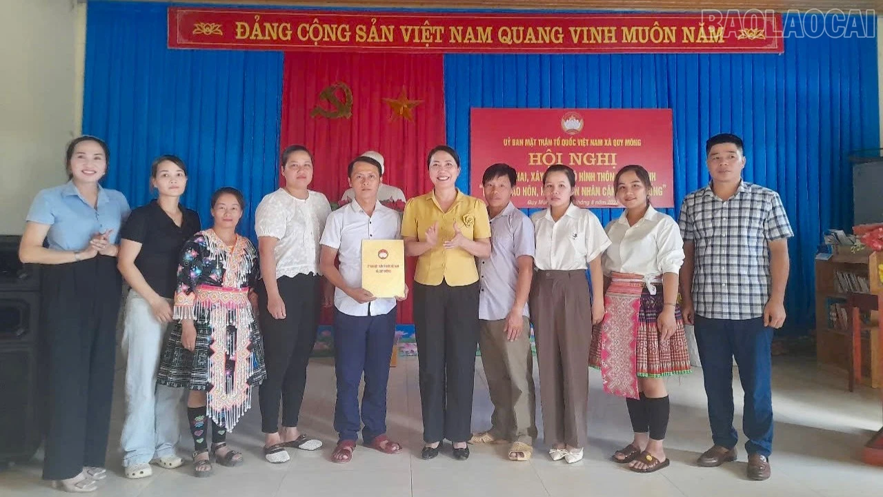 Đồng chí Lê Thị Lụa - Chủ tịch Ủy ban MTTQ Việt Nam xã trao quyết định thành lập Ban vận động xây dựng mô hình điểm thôn không tảo hôn, không hôn nhân cận huyết thống.