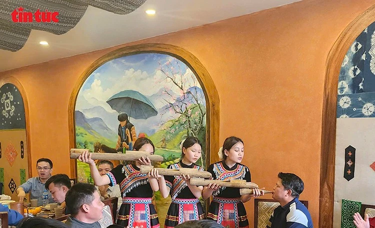 Mời khách uống rượu theo phong cách của vùng cao.