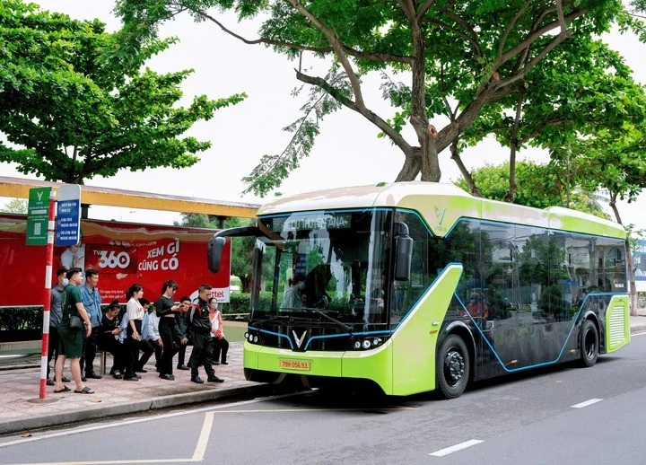 Việc hạn chế phương tiện nhiên liệu hóa thạch và thúc đẩy xe điện góp phần cải thiện chất lượng không khí.