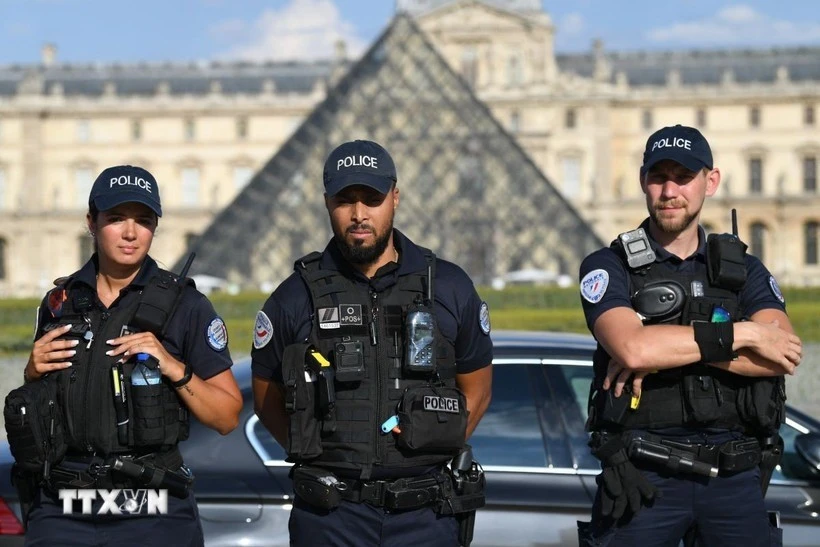 ttxvn-bao-tang-louvre-tai-phap-2.jpg
