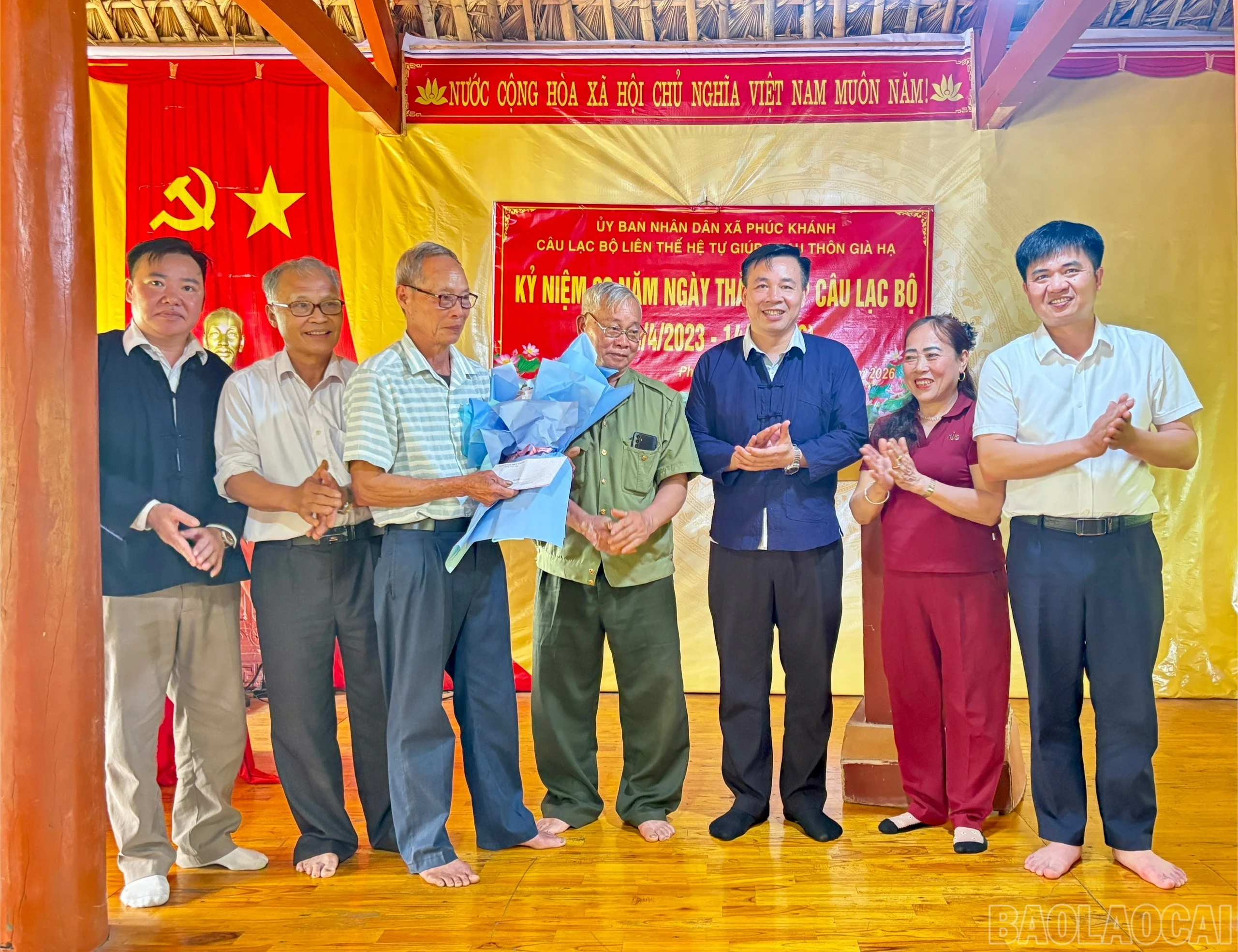 baolaocai-br_lanh-dia-dia-phuong-tang-hoa-chuc-mung-cau-lac-bo-3254.jpg