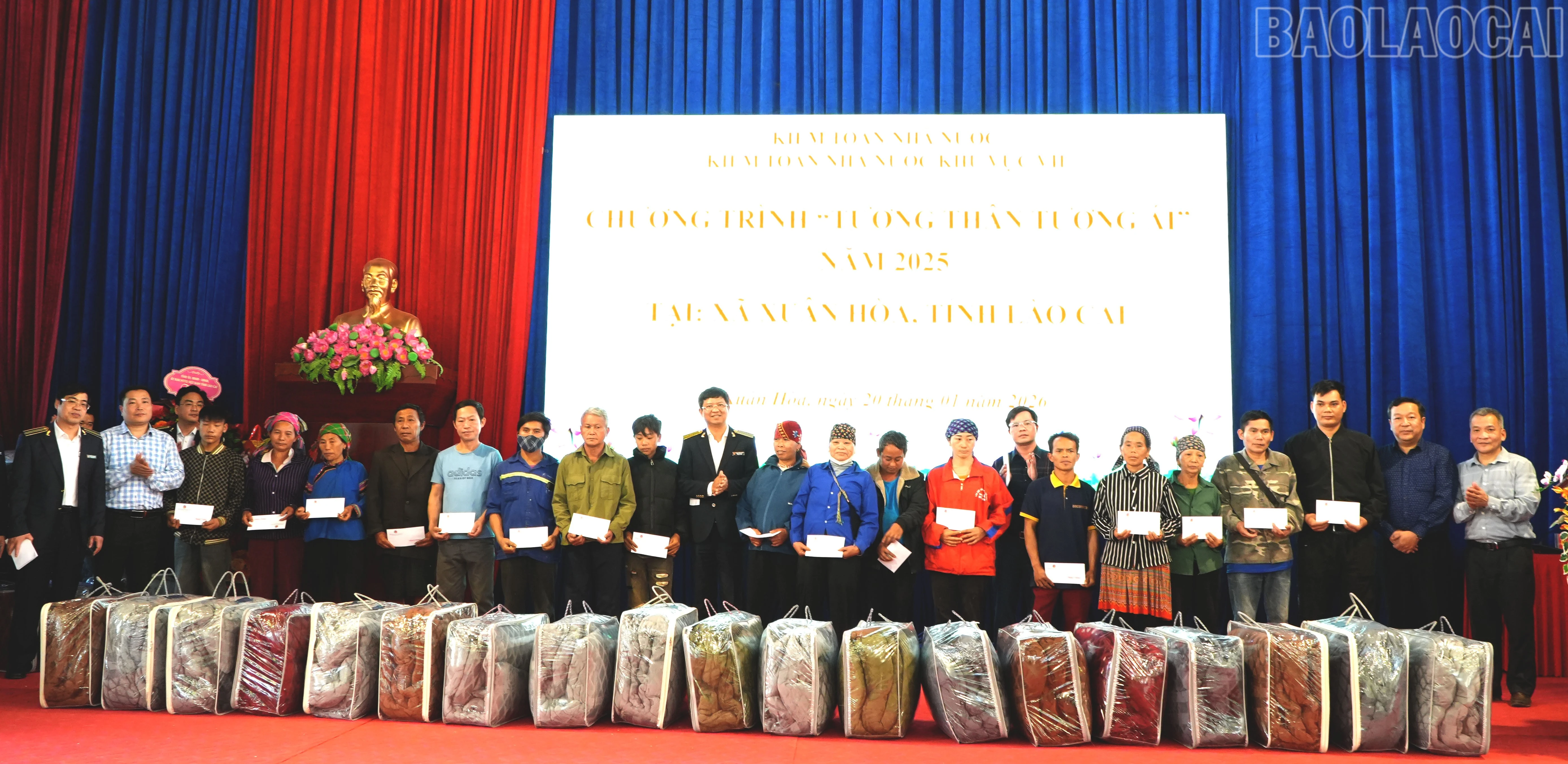 baolaocai-tr_doan-kiem-toan-cung-cap-uy-chinh-quyen-xa-trao-qua-tet.jpg