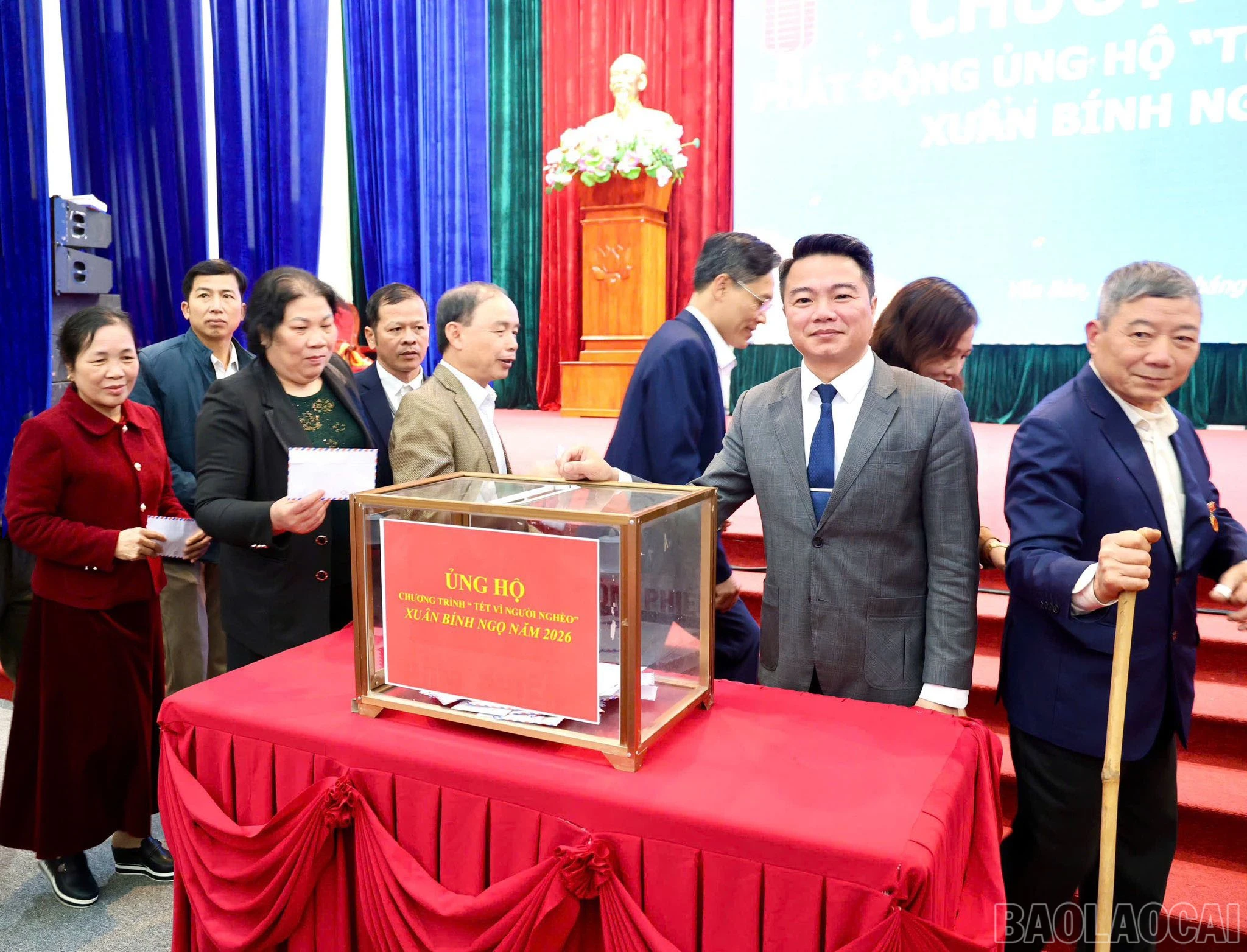 baolaocai-br_can-bo-dang-vien-va-nhan-dan-ung-ho-6793.jpg