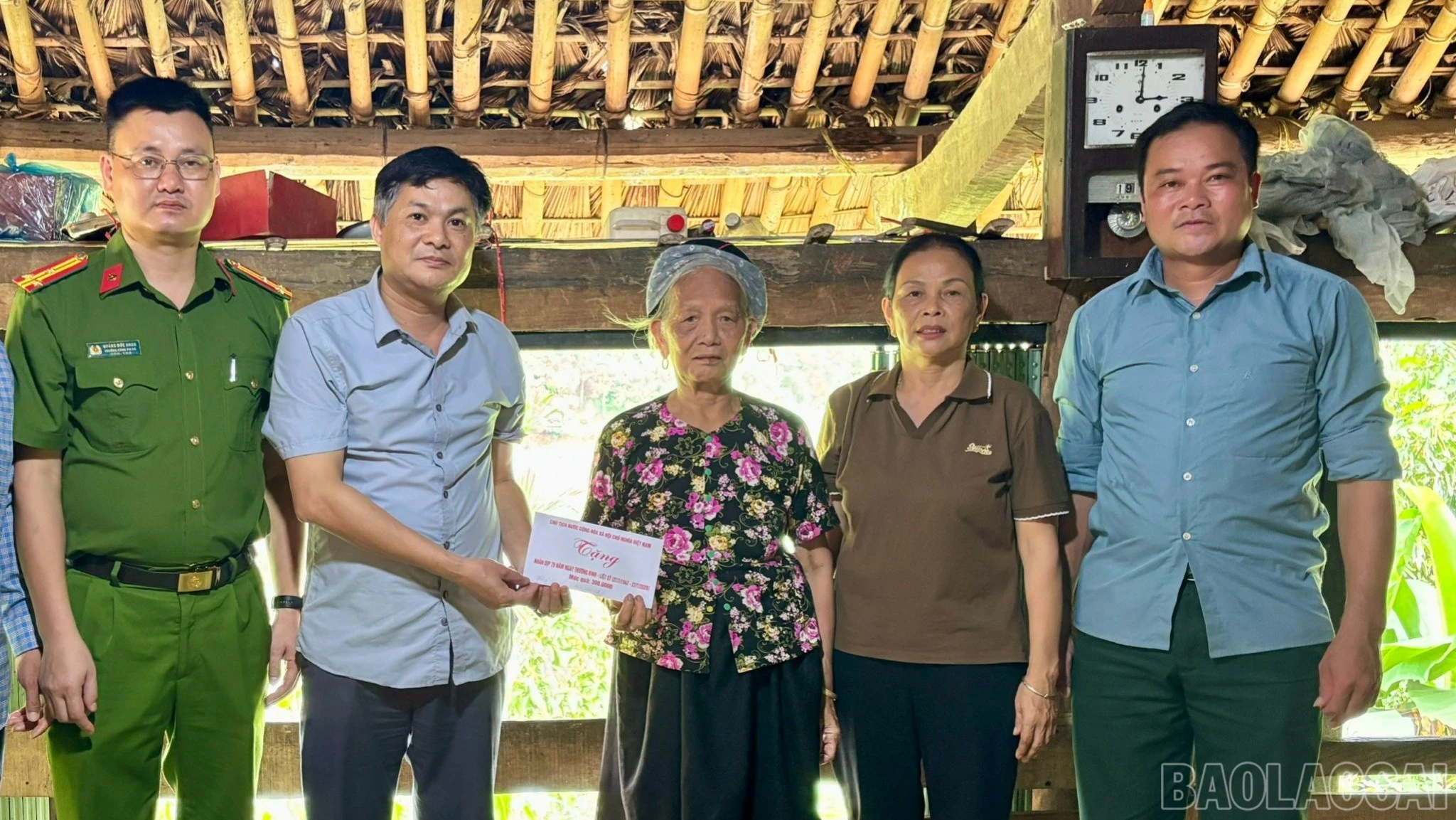 Xã Phúc Khánh thành lập 4 đoàn công tác thăm, tặng quà cho gia đình chính sách.