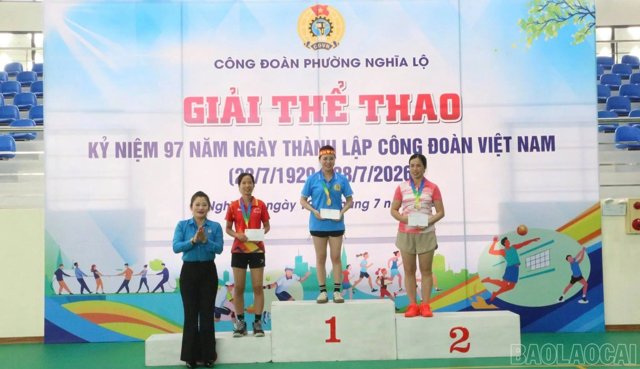 baolaocai-br_btc-trao-giai-nhat-nhi-ba-cho-cac-vdv-dat-giai-chay-cu-ly-200-m-doi-voi-nu-9534.jpg