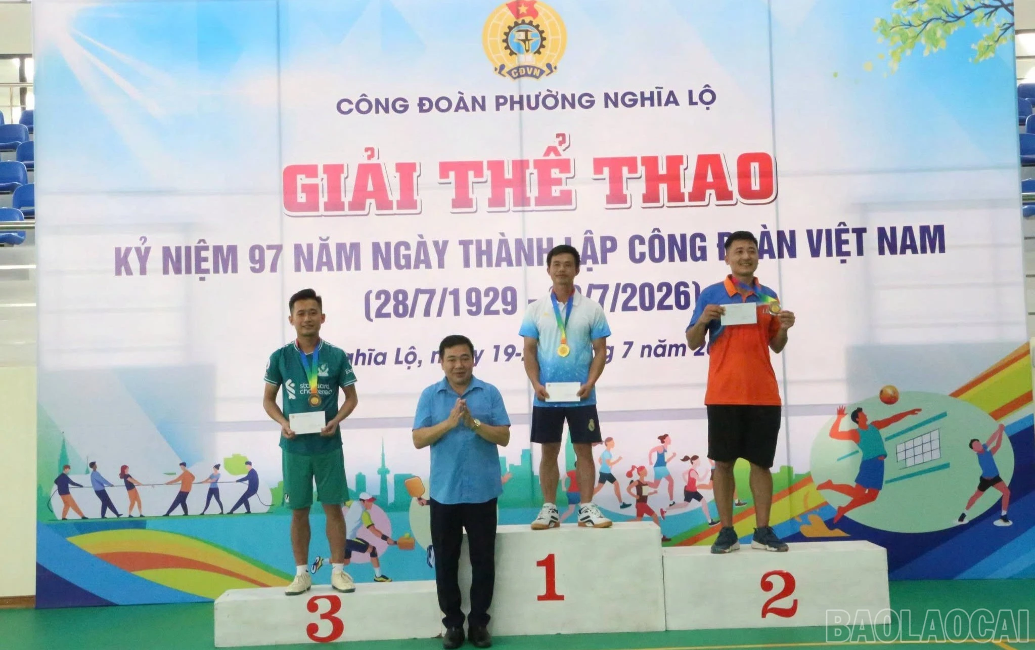 baolaocai-br_btc-trao-giai-nhat-nhi-ba-cho-cac-doi-noi-dung-chay-cu-ly-200-m-doi-voi-nam-1-2823.jpg