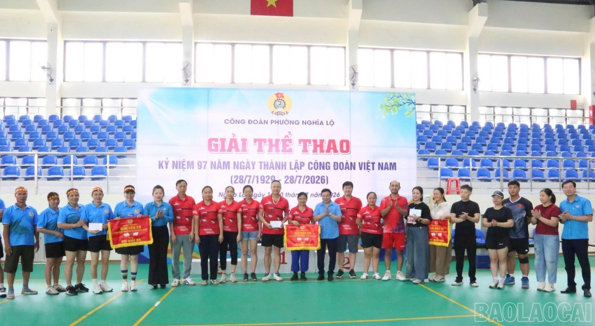 baolaocai-br_btc-trao-giai-nhat-nhi-ba-cho-cac-doi-o-noi-dung-keo-co-9747.jpg