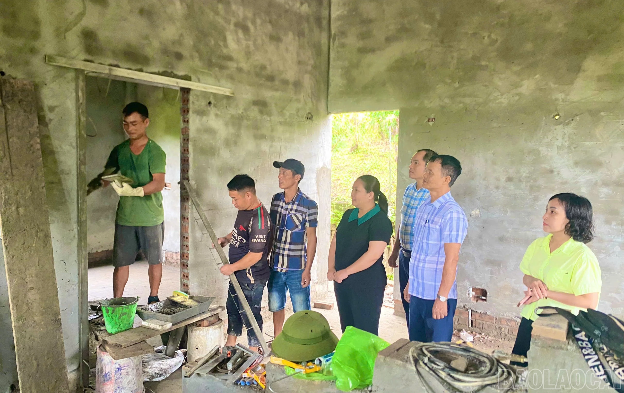 baolaocai-br_kiem-tra-tien-do-xay-dung-nha-o-cua-ho-ba-nguyen-thi-the-to-dan-pho-07-vo-cua-nguoi-hoat-dong-khang-chien-co-con-bi-nhiem-chat-doc-hoa-hoc-109.jpg