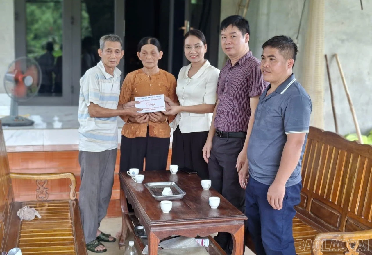 Chủ tịch UBND xã Phúc Khánh Trịnh Thị Duyên tặng quà cho gia đình chính sách trên địa bàn.