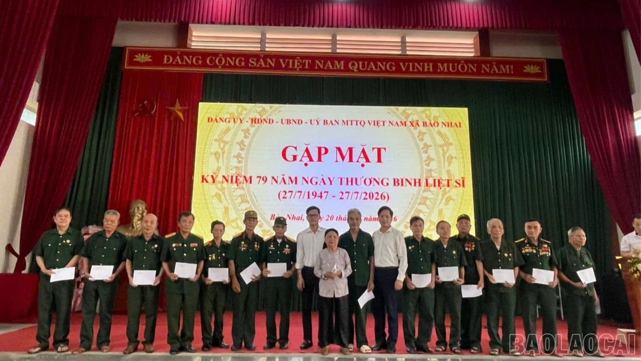 Lãnh đạo xã Bảo Nhai trao quà cho các thương binh, bệnh binh, thân nhân liệt sĩ và người có công với cách mạng.