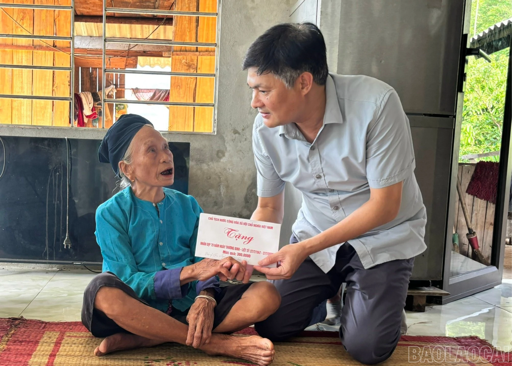 Bí thư Đảng ủy xã Phúc Khánh Hoàng Quốc Hùng tặng quà cho gia đình chính sách.