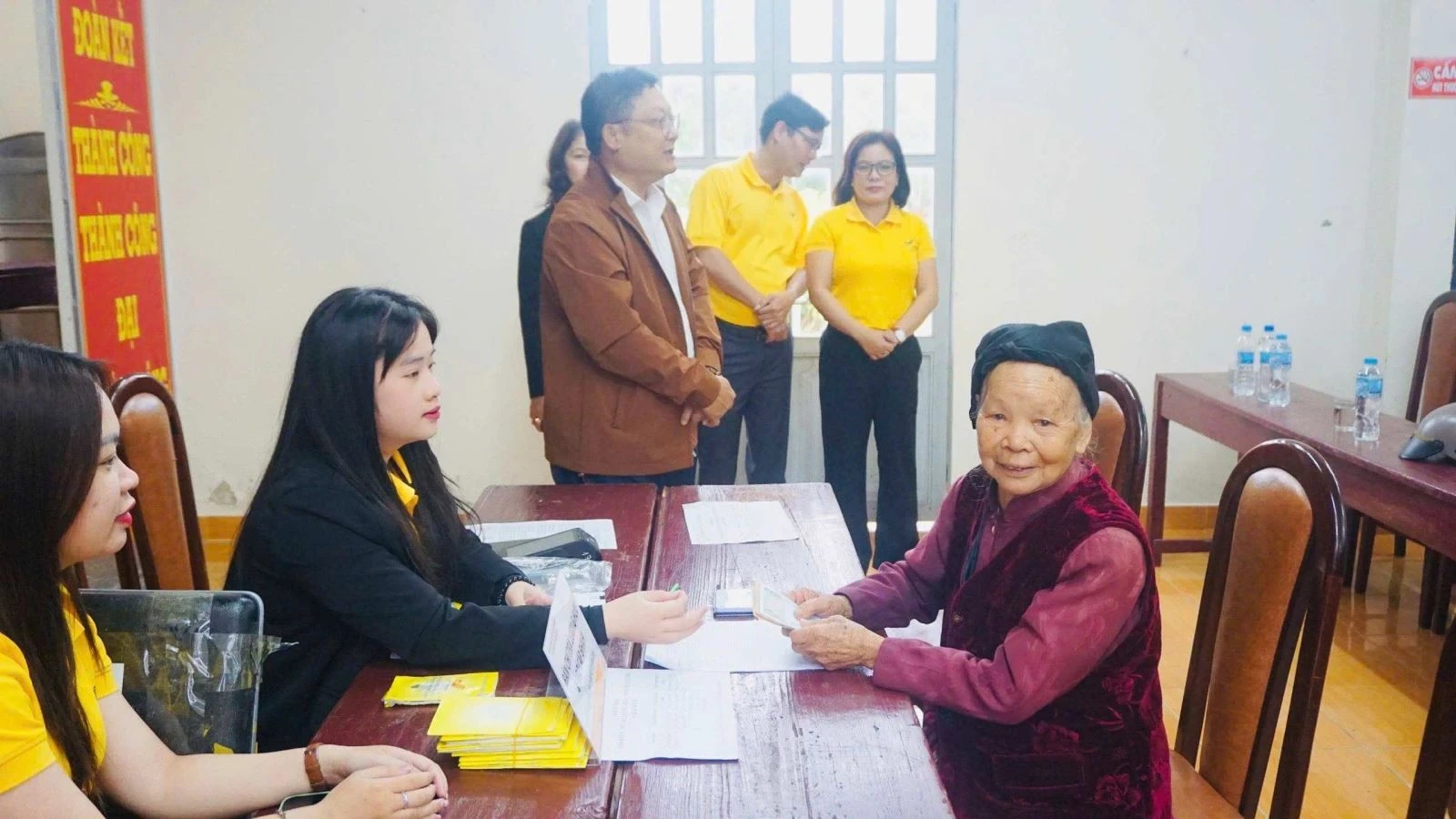 Chi trả lương hưu, trợ cấp cho người hưởng.