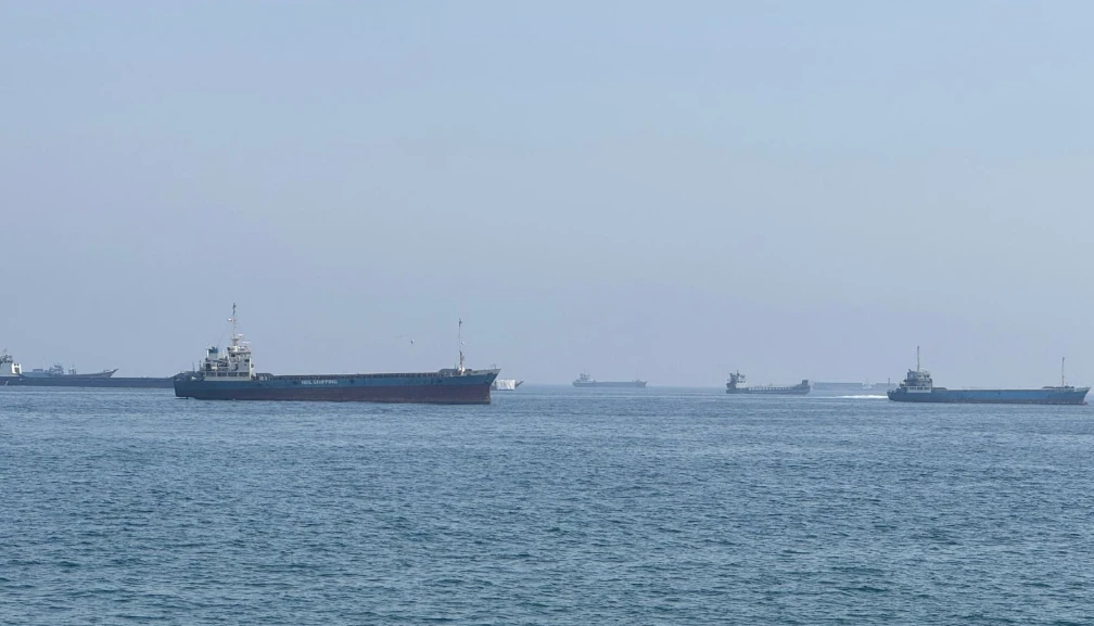 Tàu thuyền di chuyển qua eo biển Hormuz.