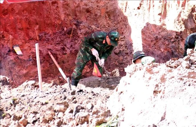 Các chiến sĩ Đội tìm kiếm, quy tập hài cốt liệt sĩ thuộc Bộ Tư lệnh Thành phố Hồ Chí Minh nỗ lực làm nhiệm vụ dưới ánh nắng tháng 8 của tiết trời phương Nam. Ảnh: Xuân Khu/TTXVN