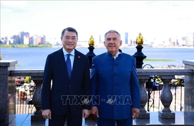 Thủ tướng Lê Minh Hưng gặp Người đứng đầu Cộng hòa Tatarstan Rustam Minnikhanov.