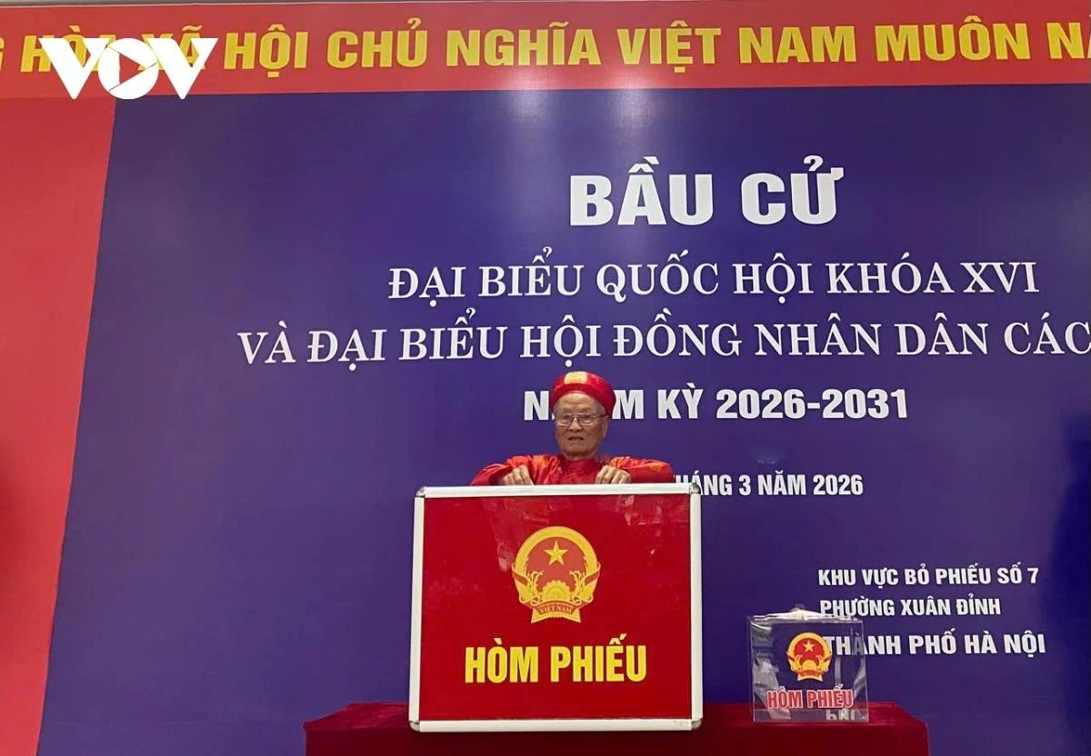 Cử tri Phạm Minh Trọng, 84 tuổi, cử tri cao tuổi nhất tại khu vực bầu cử số 7 phấn khởi cho biết, ông đã nhiều lần tham gia bỏ phiếu, nhưng mỗi lần đều có cảm nhận khác nhau. Riêng kỳ bầu cử năm nay được chuẩn bị rất tốt, vừa thuận lợi cho cơ quan thực thi, vừa thuận lợi cho cử tri. Ông bày tỏ mong muốn lựa chọn được những người đã hứa thì phải làm, và khi giám sát việc gì thì phải theo đến cùng.