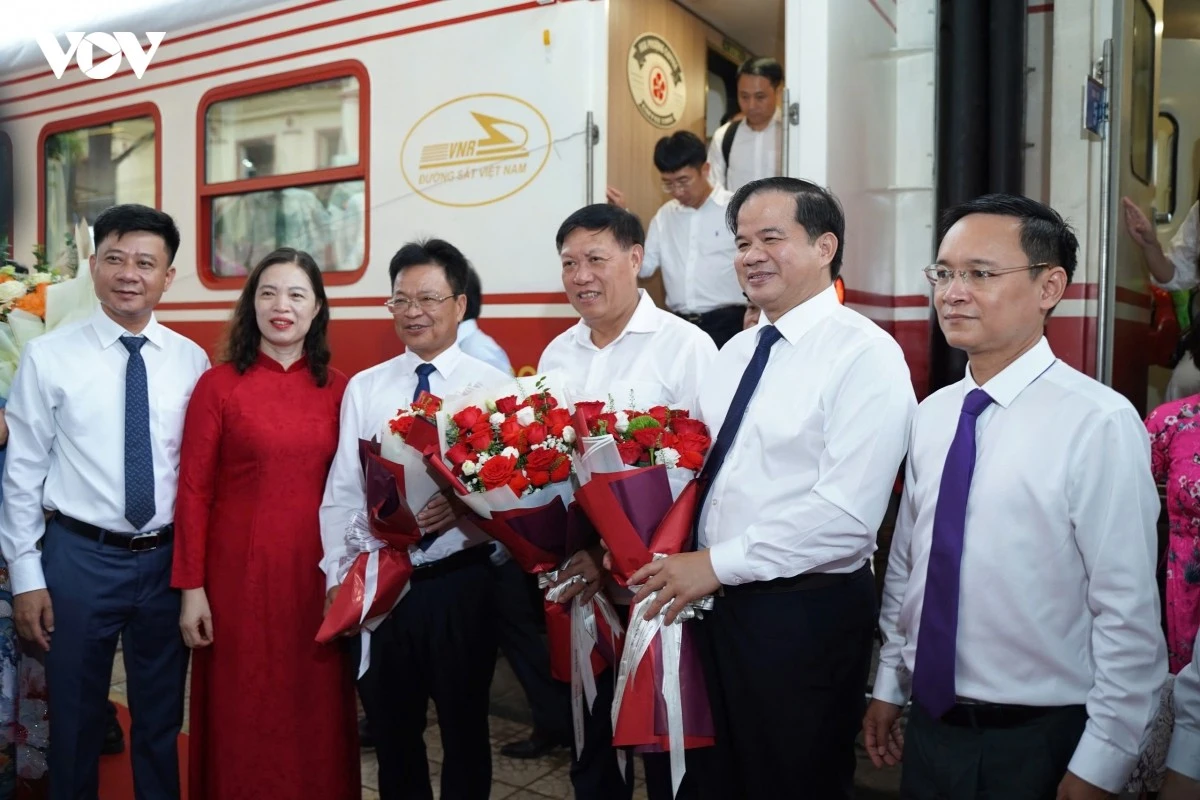 Các đại biểu tỉnh Ninh Bình tặng hoa chúc mừng lãnh đạo đoàn Bộ Y tế và Bệnh viện Bạch Mai.