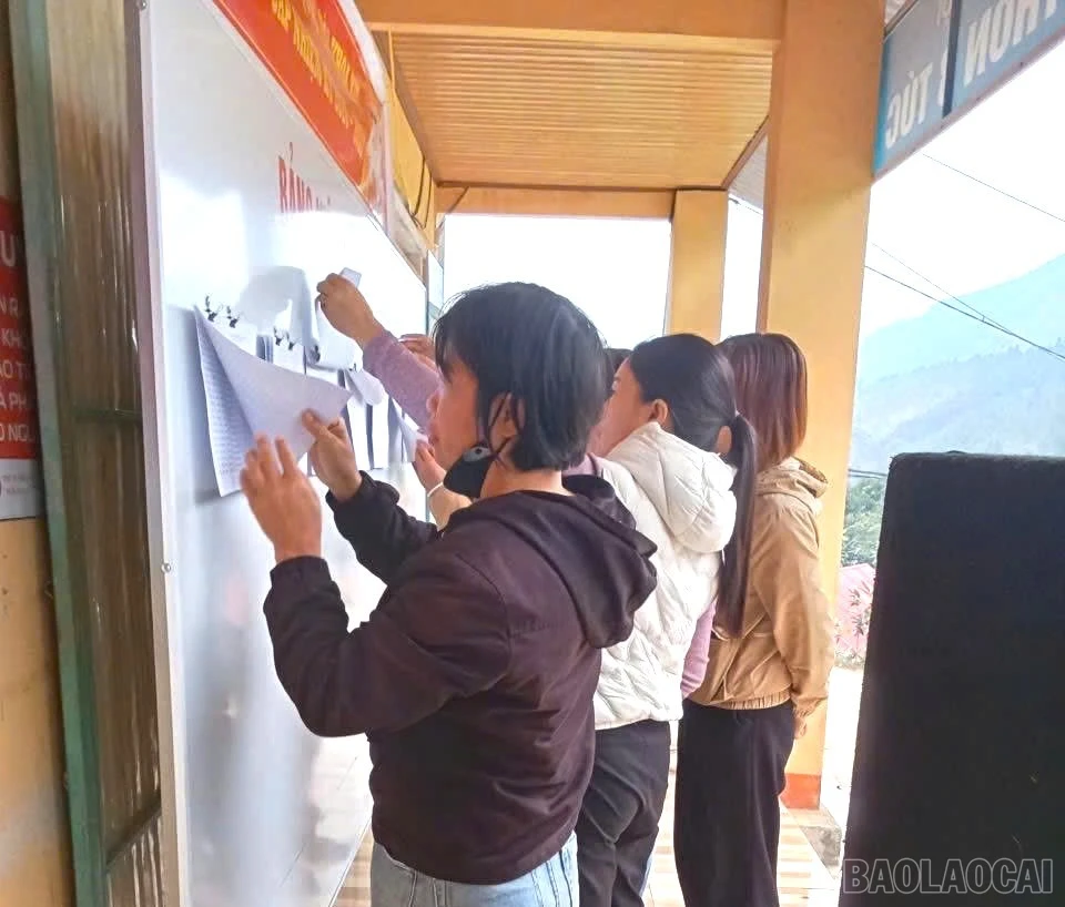 baolaocai-br_nguoi-dan-thon-1-thuong-theo-doi-danh-sach-niem-yet-cu-tri.jpg