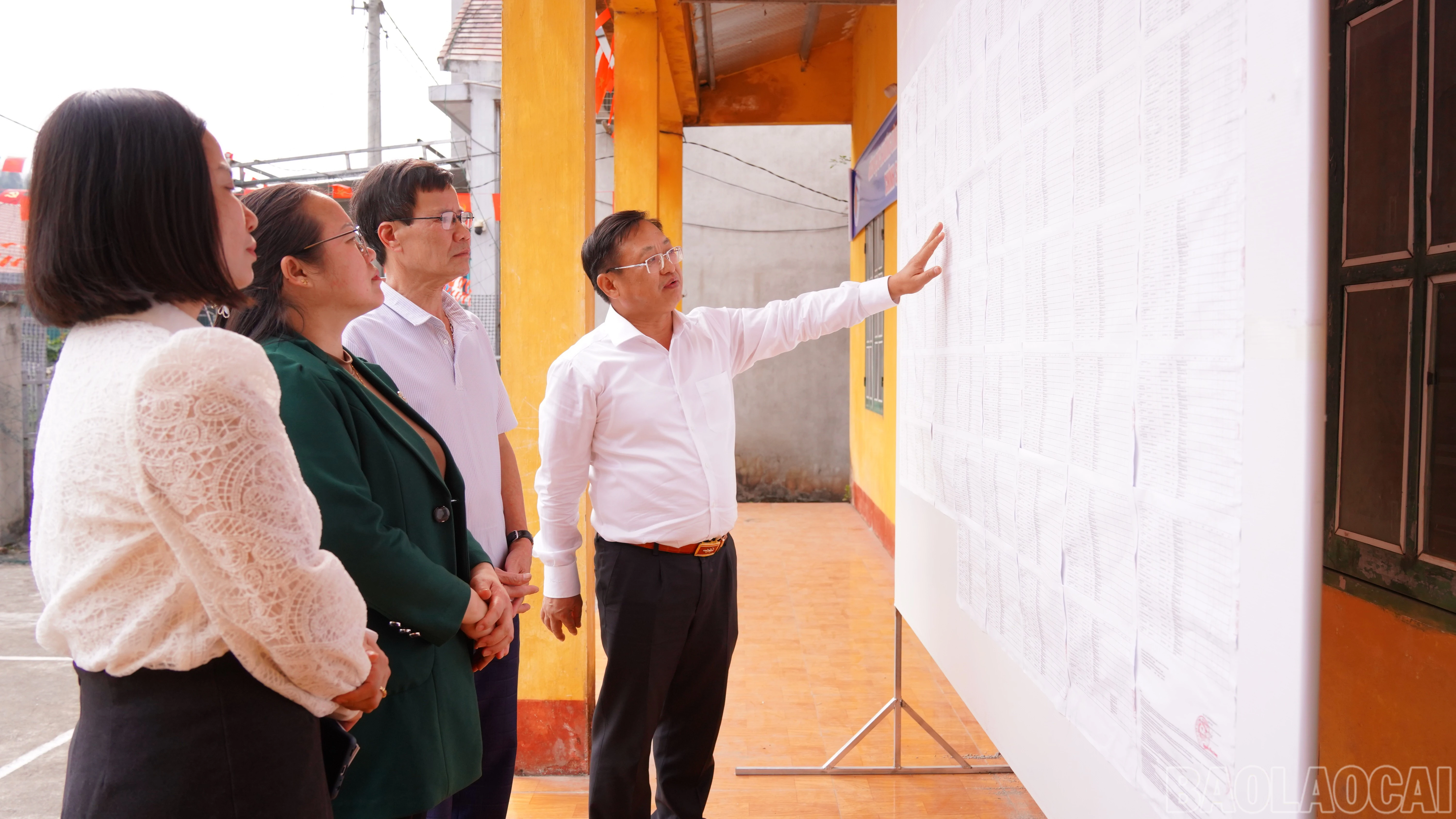 baolaocai-br_dong-chi-giang-seo-van-uy-vien-bch-dang-bo-tinh-bi-thu-dang-uy-truong-bcd-bau-cu-xa-muong-khuong-kiem-tra-cong-tac-bau-cu-thon-xom-cho.jpg