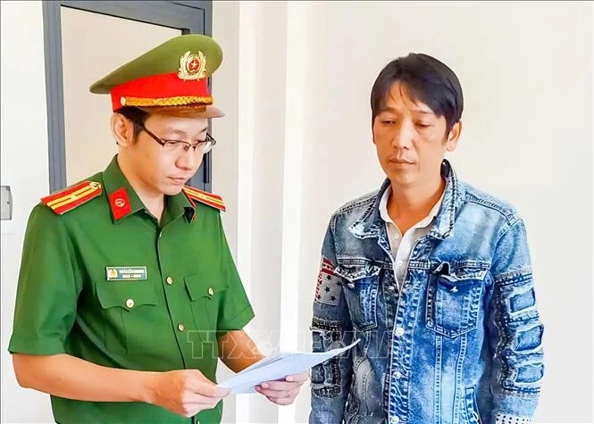 Cơ quan Cảnh sát điều tra Công an thành phố Cần Thơ tống đạt các quyết định với đối tượng Trương Văn Công. Ảnh: TTXVN phát