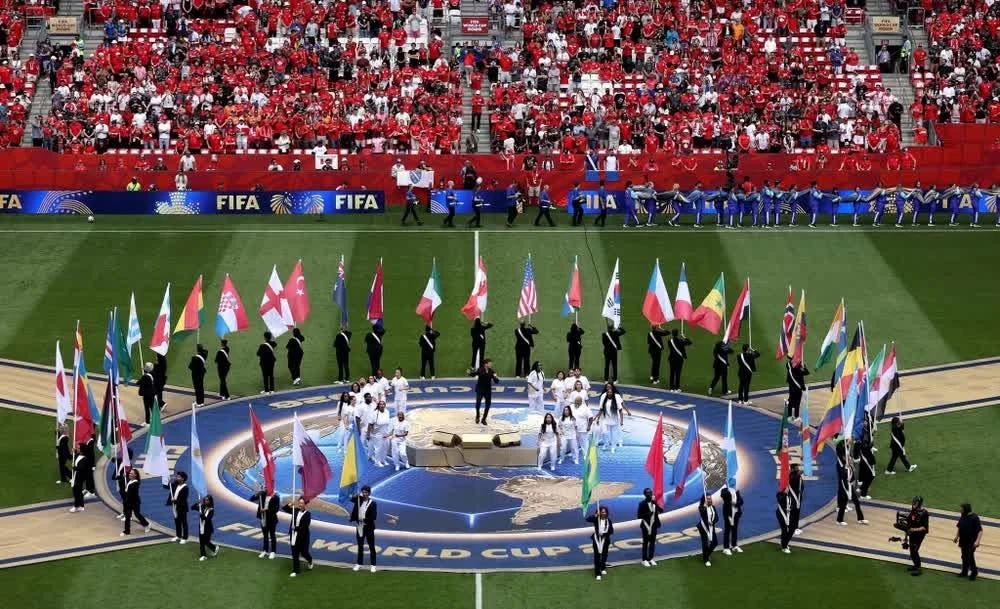 Các lá cờ của 48 quốc gia tham dự World Cup 2026 tạo nên khung cảnh rực rỡ tại Lễ khai mạc ở Canada. (Ảnh: FIFA)