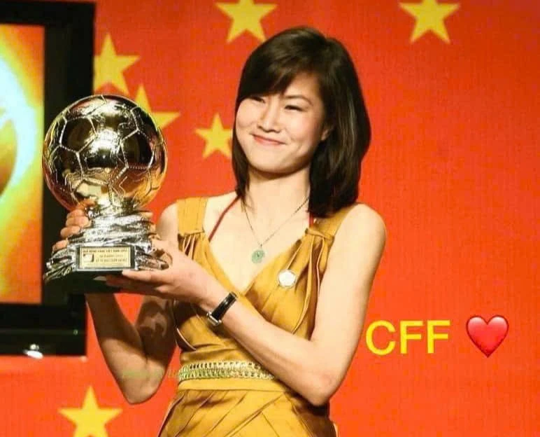 cuu-tuyen-thu-do-thi-ngoc-cham-nhan-qua-bong-vang-nu-viet-nam-nam-2008-anh-tu-lieu-2987.jpg
