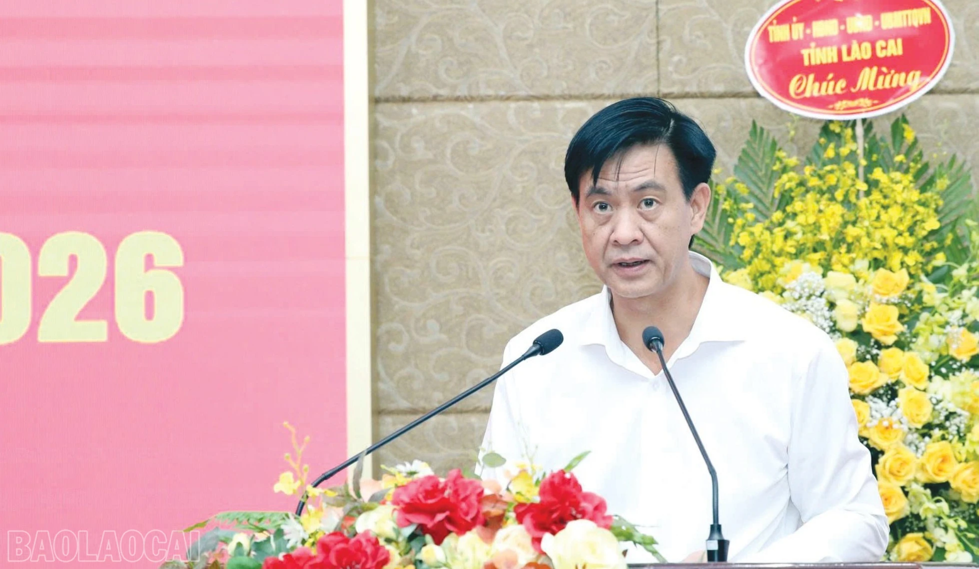 Đồng chí Phan Trung Bá - Phó Chủ tịch UBND tỉnh biểu dương và chúc mừng những thành tích xuất sắc mà bệnh viện đã đạt được.