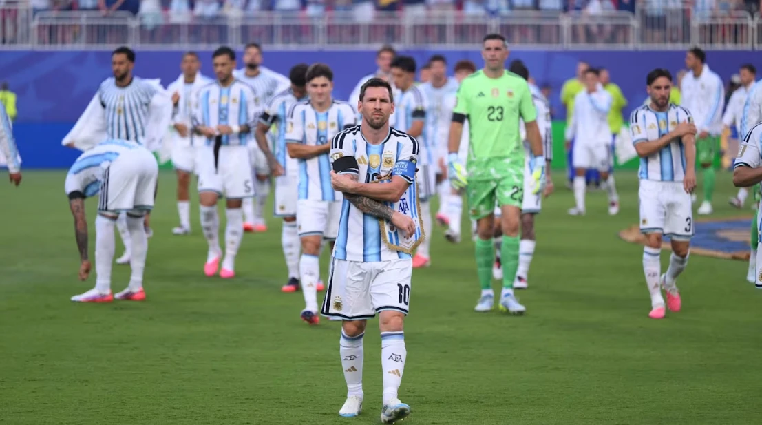 Tiền đạo người Argentina Lionel Messi ăn mừng cùng các đồng đội sau trận tứ kết World Cup. (Ảnh: AFP)