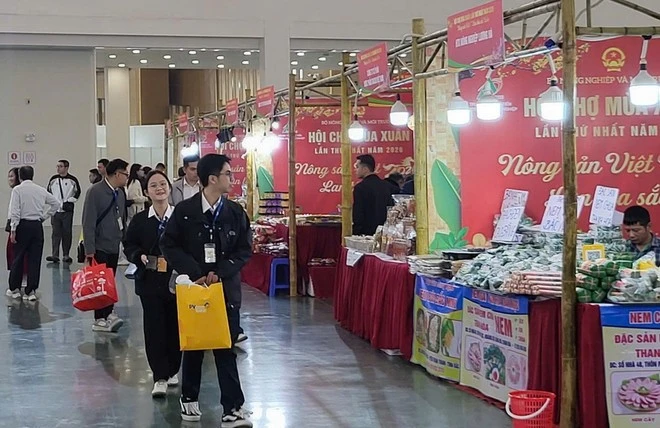 Khách tham quan, mua sắm tại Hội chợ Mùa Xuân.