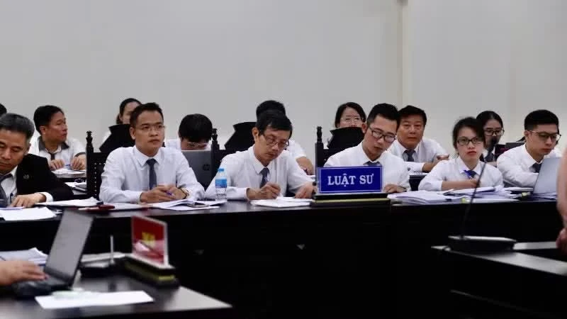 Các luật sư tham gia bào chữa tại phiên tòa.