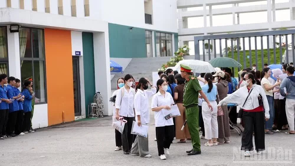 Các thí sinh ra về sau khi hoàn thành bài thi môn Toán vào chiều 14/8.