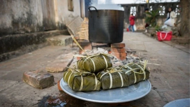 Công đoạn luộc bánh và chờ bánh chín.