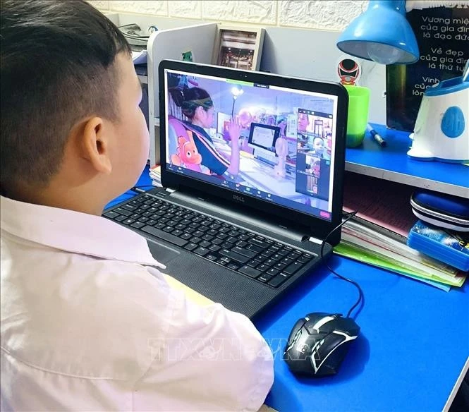 Học sinh trường Tiểu học Thăng Long, quận Hoàn Kiếm (Hà Nội) học trực tuyến.