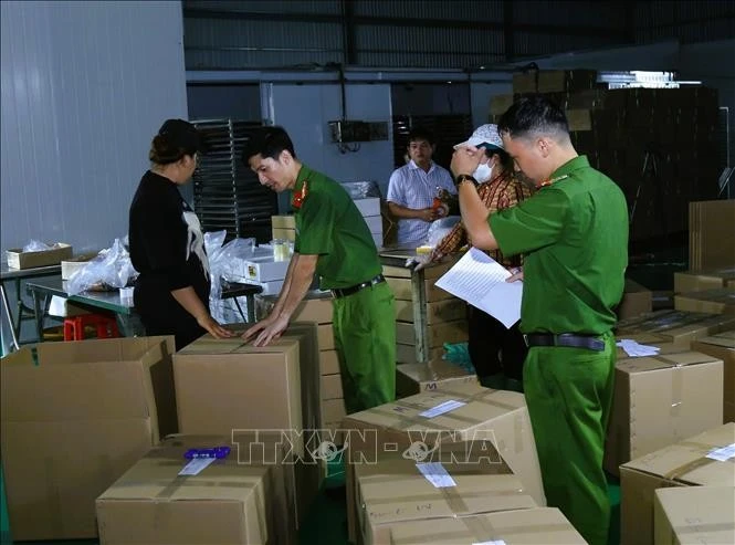 Lực lượng công an niêm phong số sản phẩm thu giữ tại Công ty TNHH Trần Lê Foods. Ảnh: Công an Đồng Nai/TTXVN phát