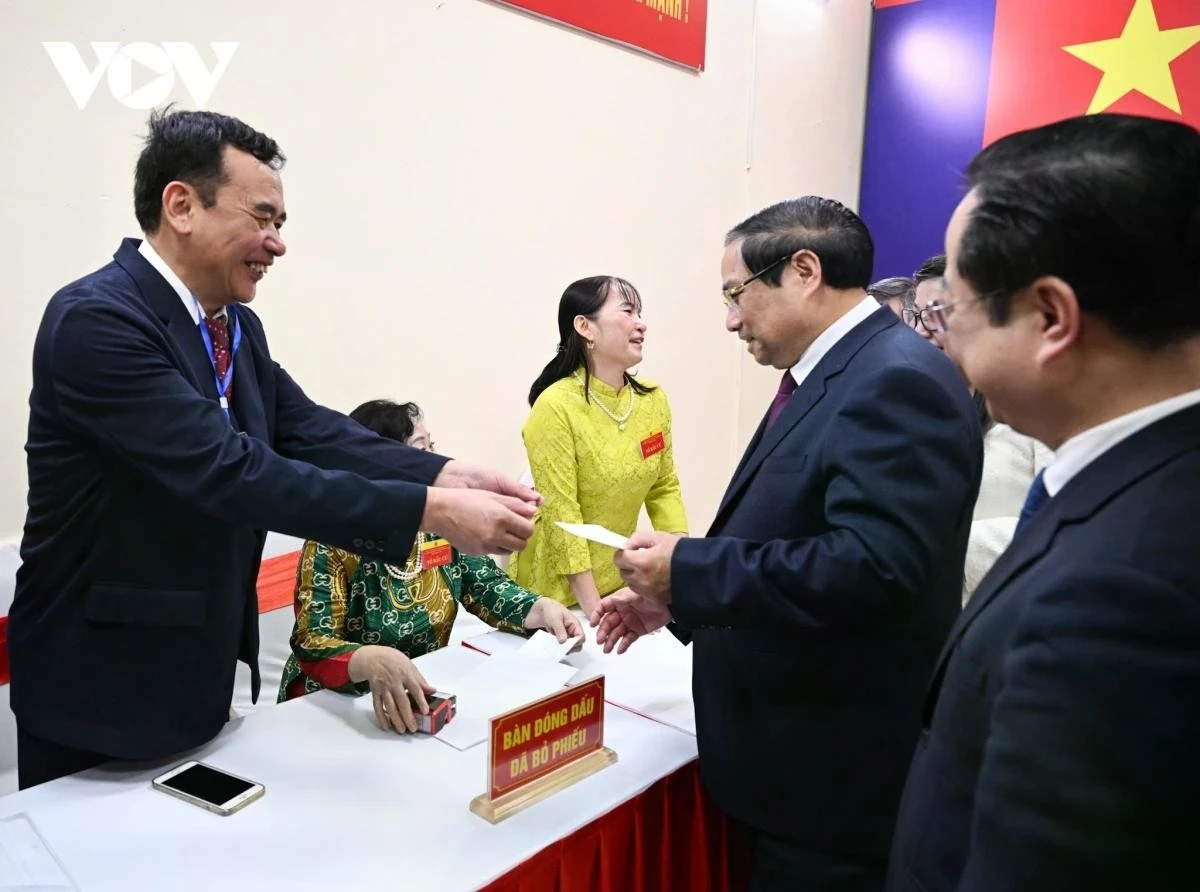 Vào lúc 6h30 phút sáng nay, Thủ tướng Chính phủ Phạm Minh Chính và Phu Nhân Lê Thị Bích Trân đã đến khu vực bỏ phiếu trong sự chào đón của các cử tri và thành viên tổ bầu cử.