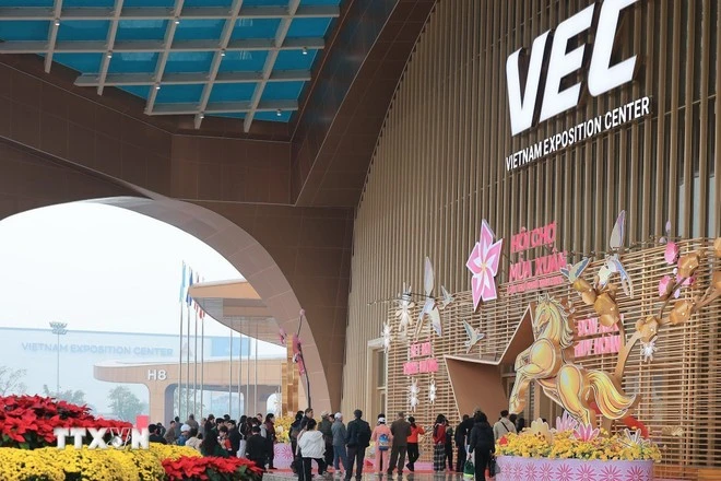 Đông đảo người dân đến Hội chợ Mùa Xuân tham quan, mua sắm.