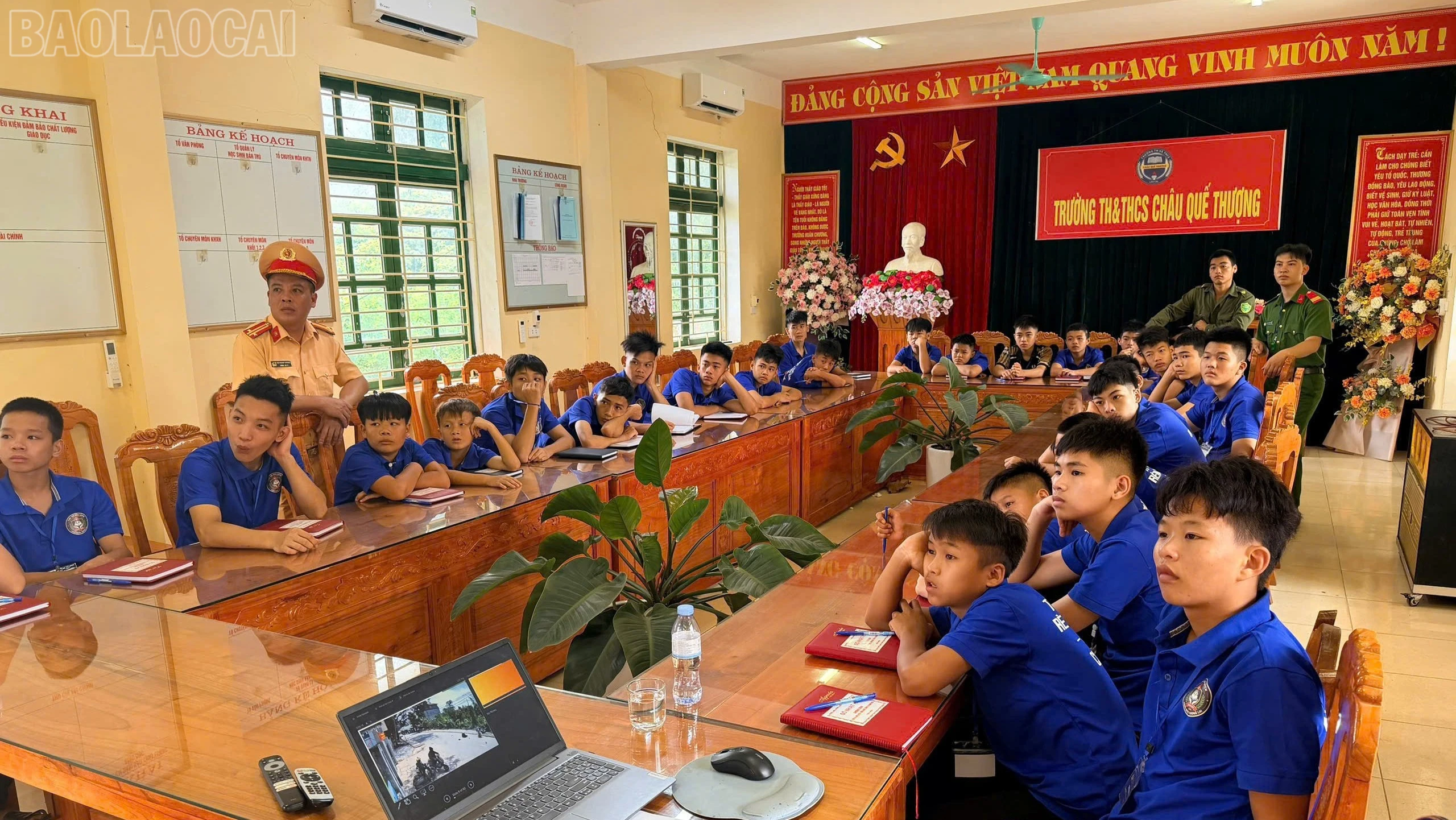 Cán bộ Phòng Cảnh sát giao thông lồng ghép nội dung tuyên truyền thông qua các video thực tế.