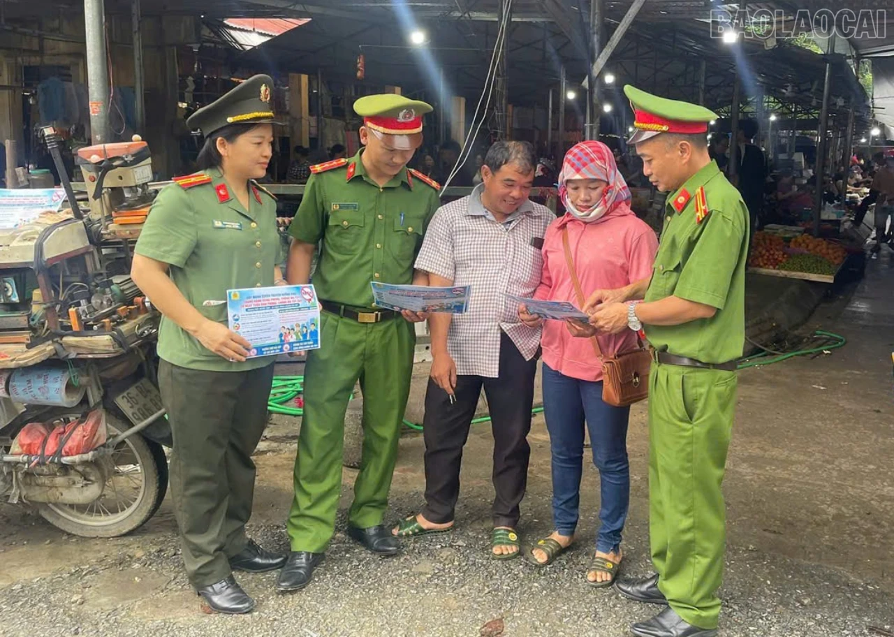 Công an xã Bảo Nhai phát tờ rơi tuyên truyền pháp luật cho đồng bào dân tộc thiểu số trên địa bàn xã.