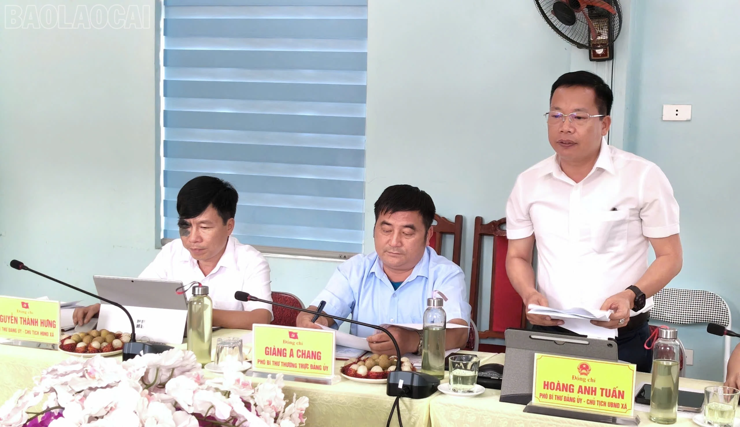 baolaocai-tl_lanh-dao-xa-phinh-ho-bao-cao-voi-doan-cong-tac-ve-thuc-trang-san-xuat-nong-nghiep-phat-trien-nong-nghiep-thong-minh-va-chuyen-doi-so-tren-dia-ban-xa-phinh-ho.jpg