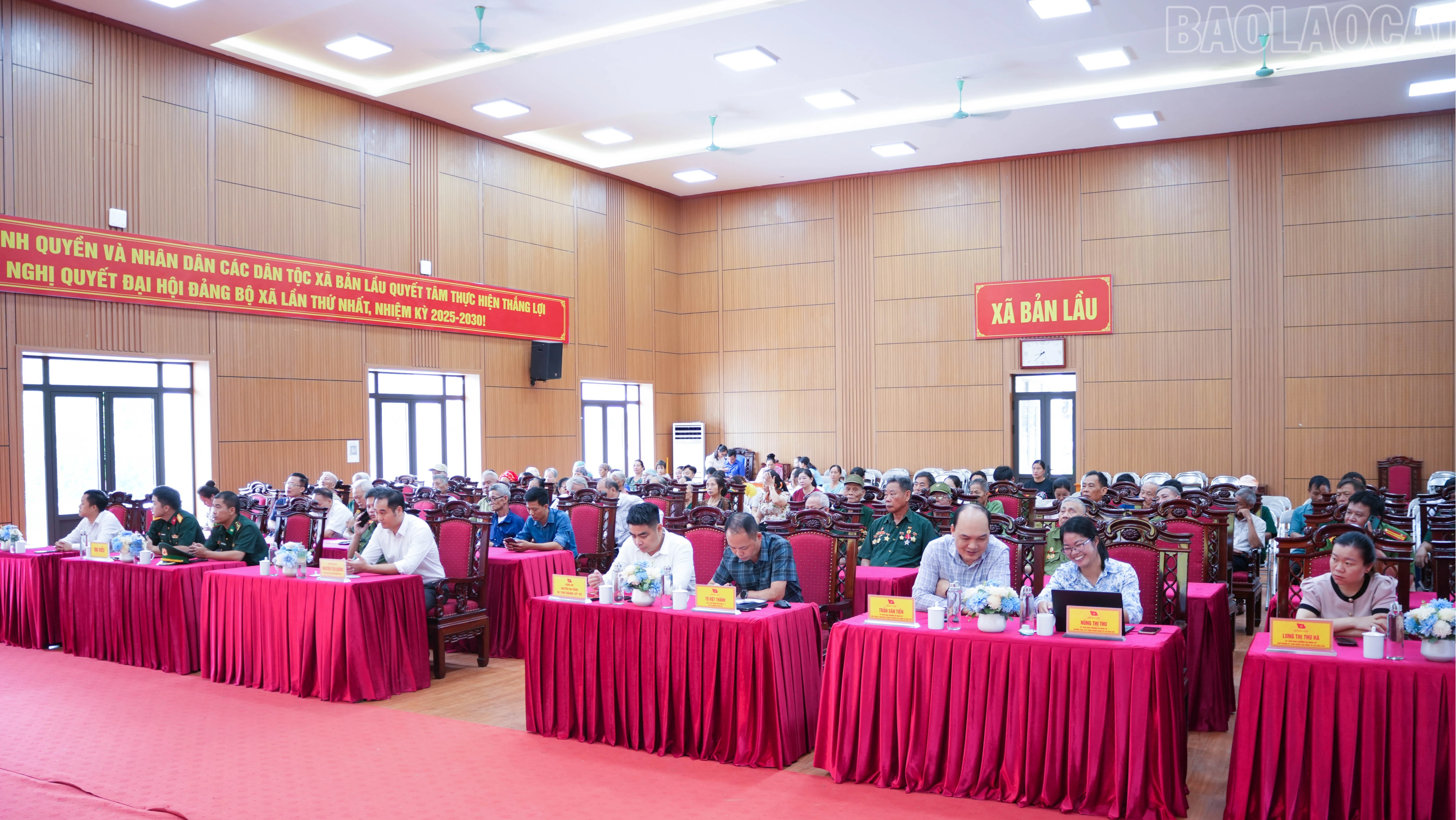 Các đại biểu tham dự cuộc gặp.
