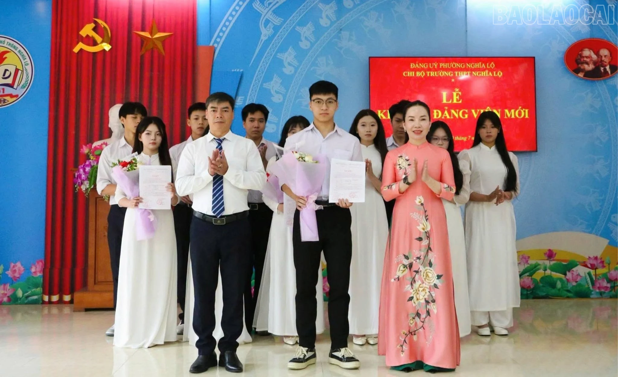 baolaocai-tr_dang-vien-moi-vinh-du-nhan-qd-ket-nap-dang-9293.jpg