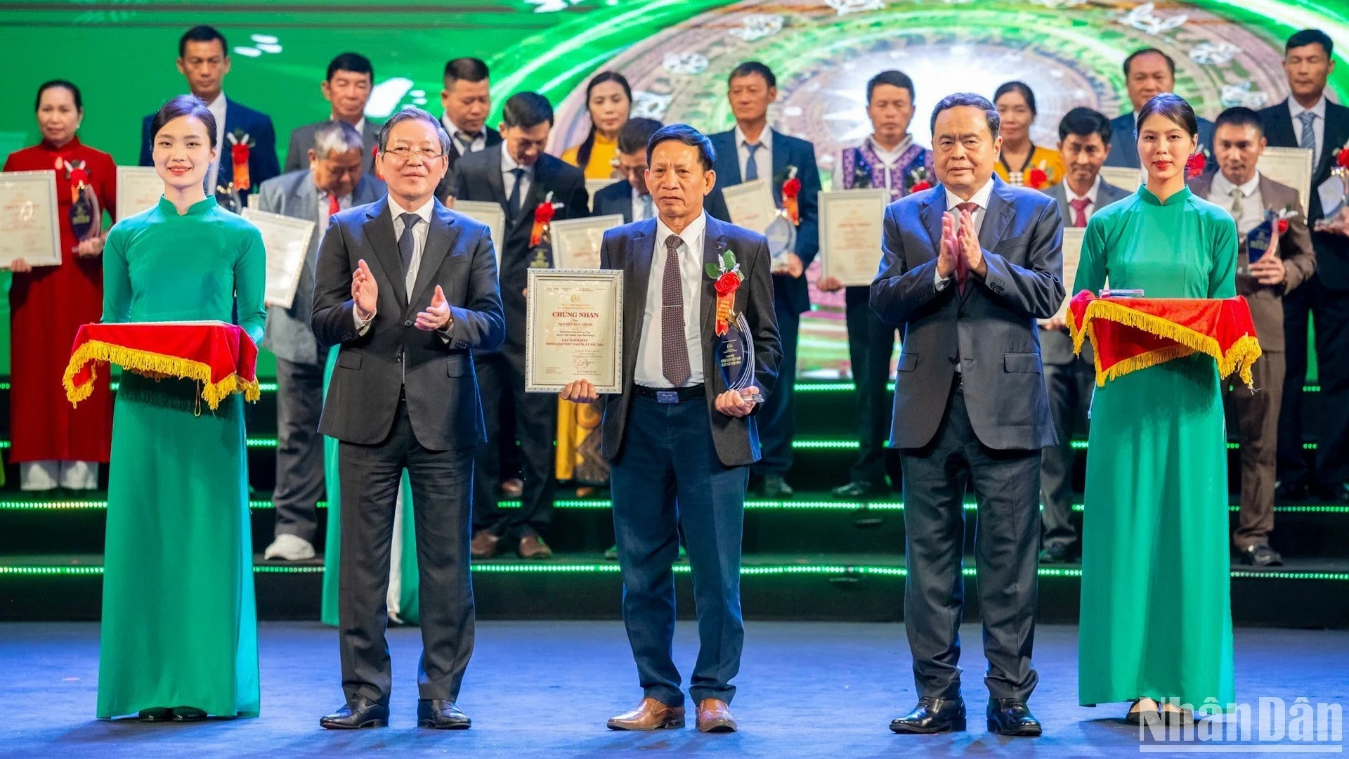 Chủ tịch Quốc hội Trần Thanh Mẫn và Chủ tịch Hội Nông dân Việt Nam Lương Quốc Đoàn trao Bằng công nhận và Cúp vinh danh tặng các nông dân Việt Nam xuất sắc năm 2024. (Ảnh: DUY LINH)