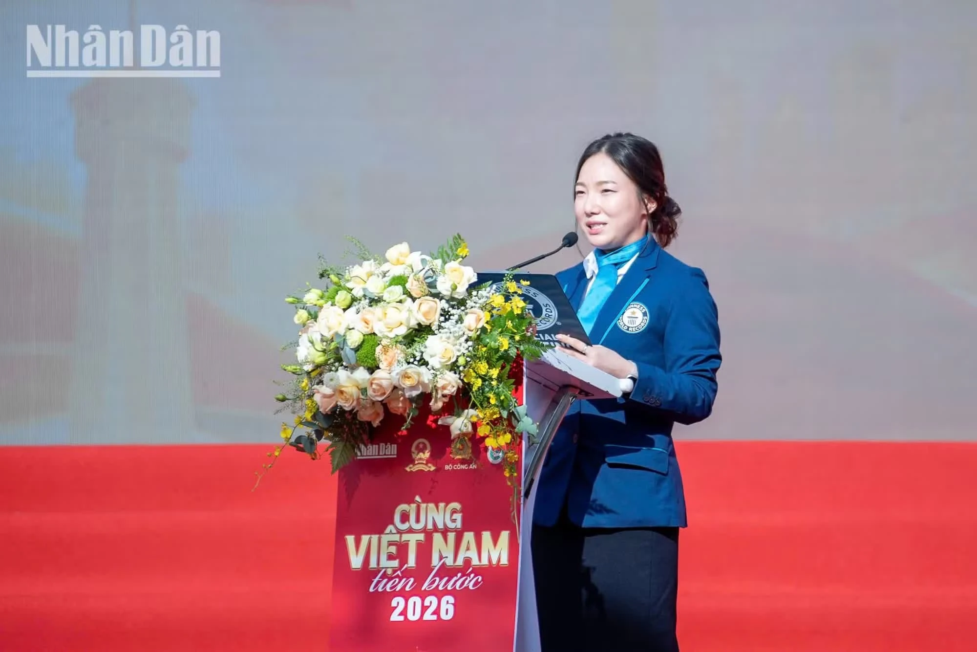 Bà Sohn Minyoung, Giám khảo chính thức của Guinness World Records, đại diện Tổ chức Kỷ lục Guinness thế giới phát biểu tại sự kiện "Cùng Việt Nam tiến bước" năm 2026. (Ảnh: MINH DUY)