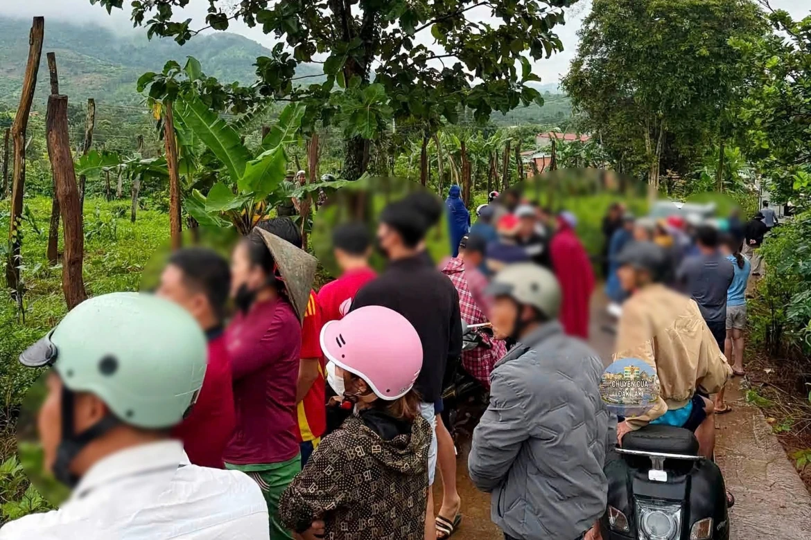 rat-dong-nguoi-dan-dia-phuong-den-hien-truong-nhan-vien-thu-vien-bi-chon-trong-ray-ca-phejpeg.png