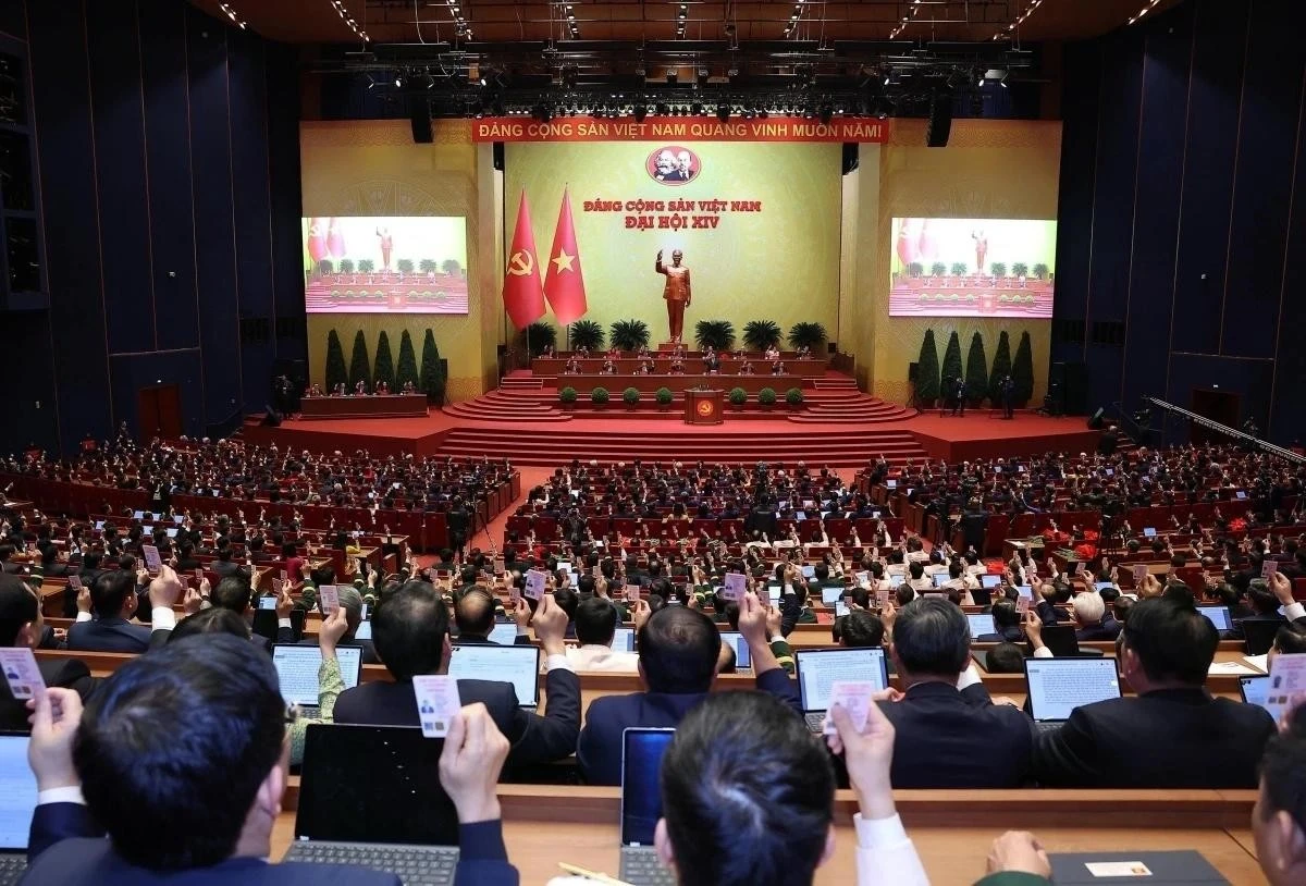 Đại biểu biểu quyết thông qua Nghị quyết Đại hội XIV của Đảng.