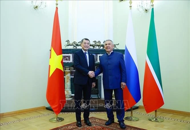 Thủ tướng Lê Minh Hưng gặp Người đứng đầu Cộng hòa Tatarstan Rustam Minnikhanov.