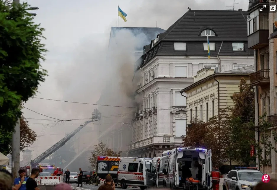 Sau khi quân đội Nga dùng thiết bị bay không người lái tấn công trụ sở Cơ quan An ninh Ukraine ở Kiev vào thứ Sáu (4/9), lực lượng cứu hỏa Ukraine đã có mặt tại hiện trường để dập lửa. (Ảnh: Reuters)