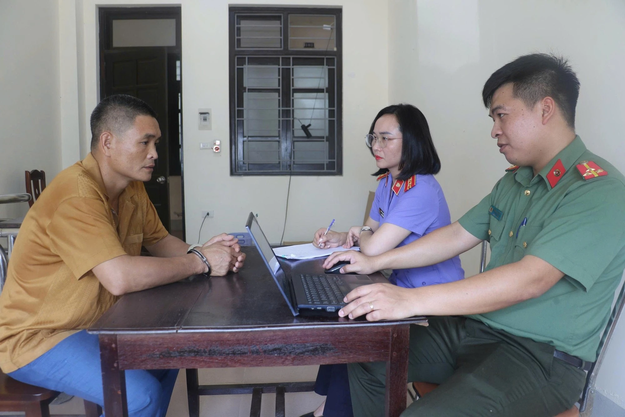 Cơ quan chức năng lấy lời khai Nguyễn Đình Kiên - đối tượng cầm đầu đường dây rút trộm dầu diesel ngành đường sắt.
